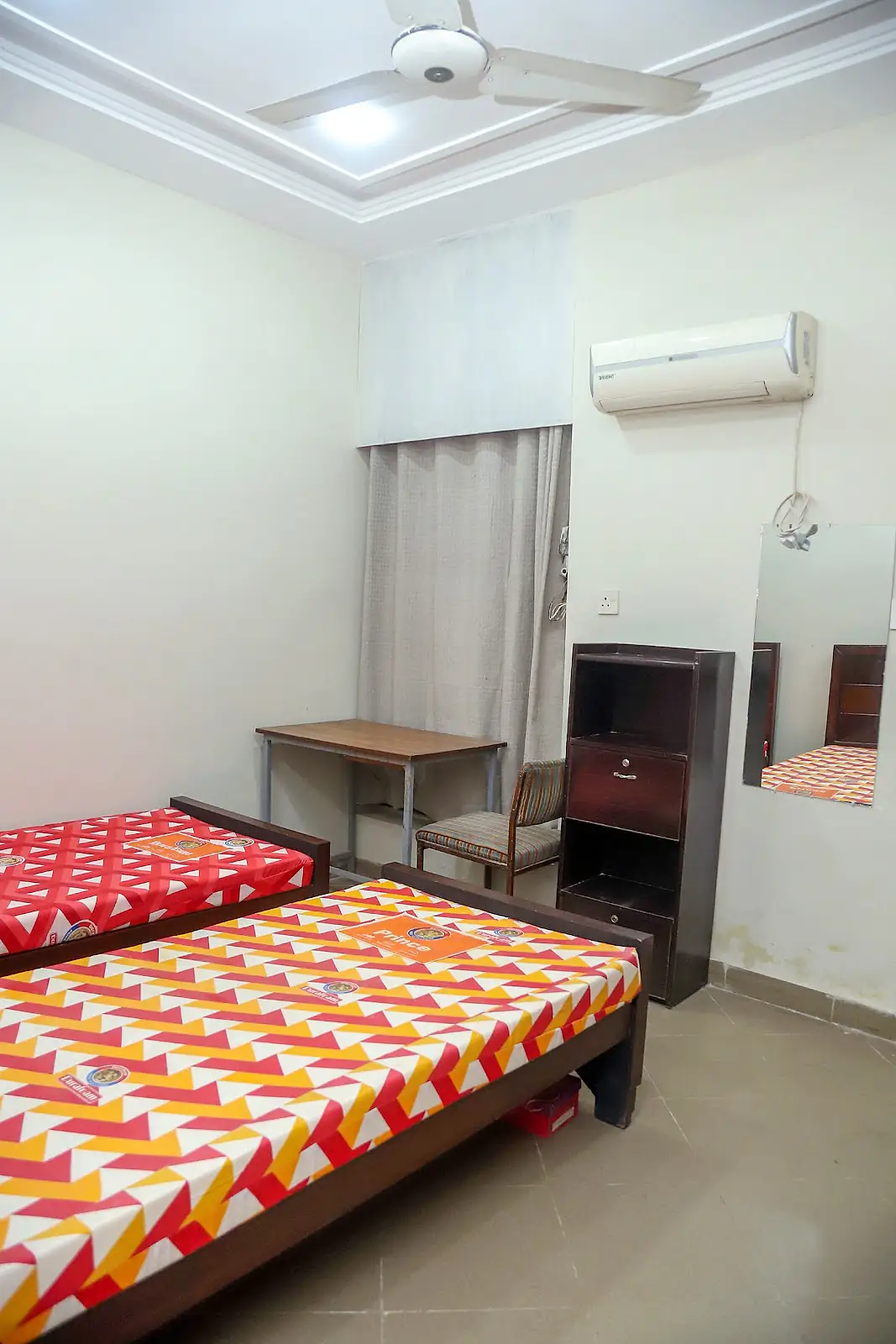 Air-conditioned room with study table at Rabia Hall Branch 1